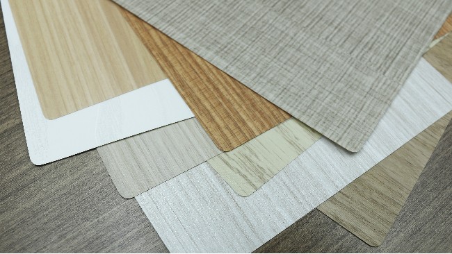 传统木材墙板与金属覆膜板的区别在哪里？